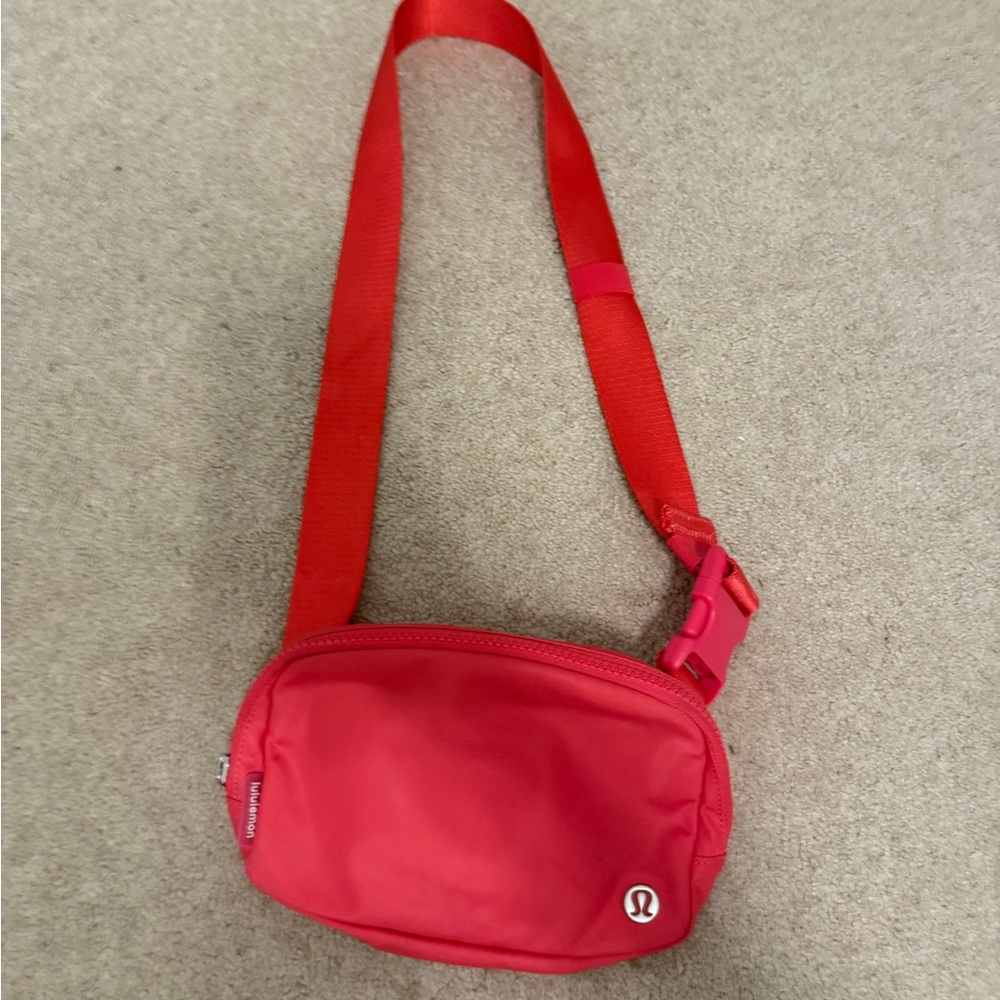 Lululemon everywhere belt bag in pink
